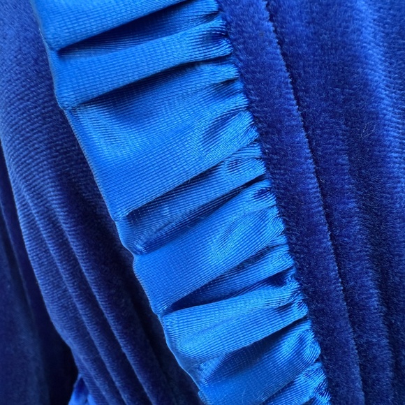 Vintage royal blue velvet/velour wrap robe—so luxe & cozy 💙 - Picture 5 of 7